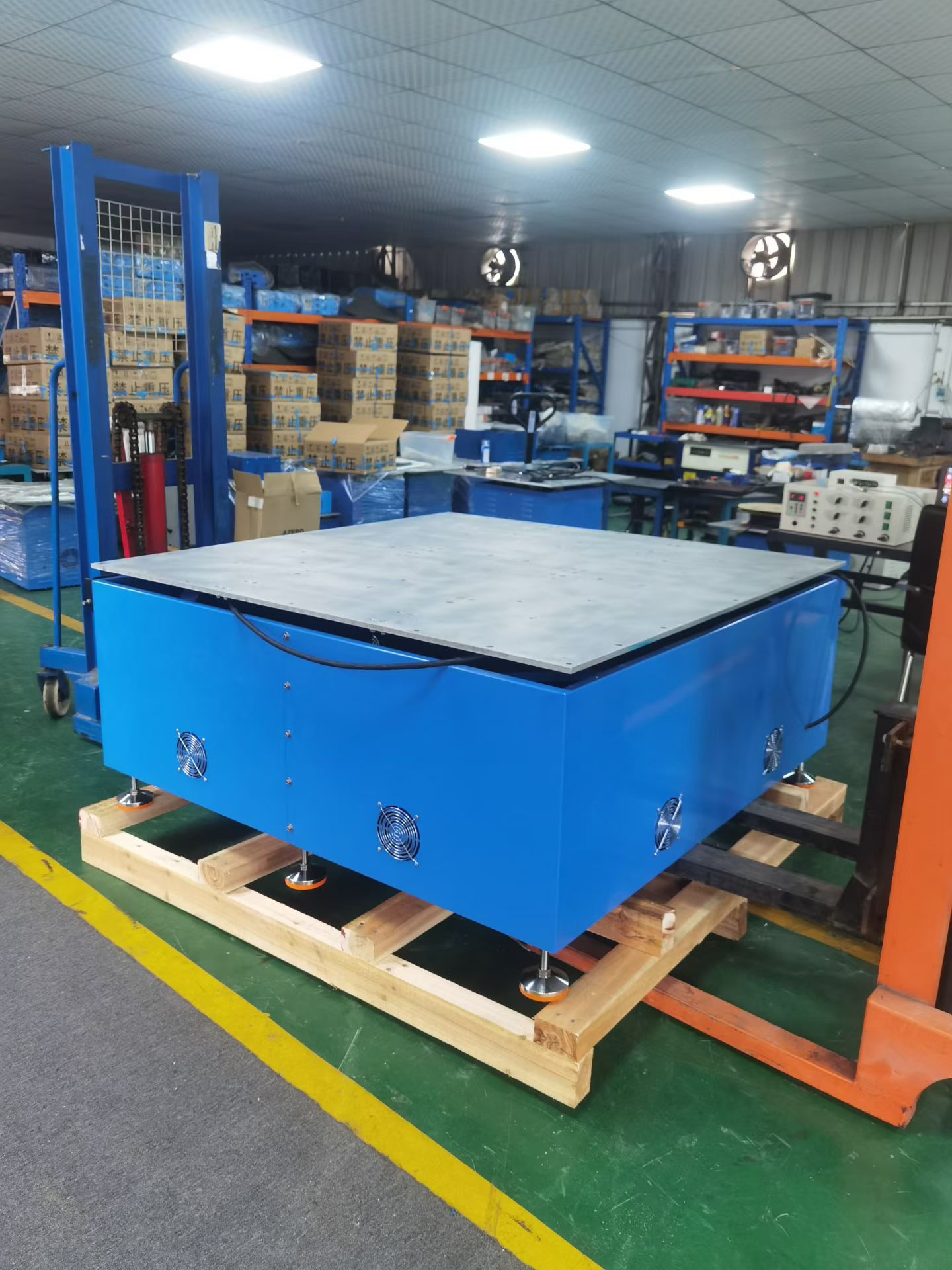 勤卓150*150cm的電磁振動臺發往軍工企業